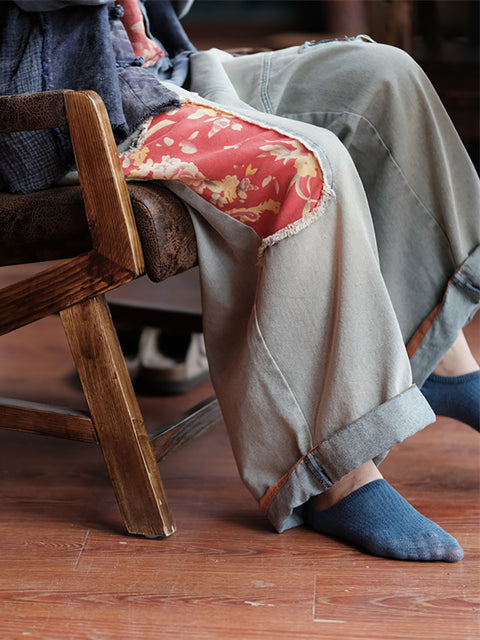 Sommerlich getragene Jeanshose mit weitem Bein und Patch-Splicing für Damen